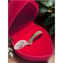 14 karátos arannyal bevont gyűrű bársonydobozban